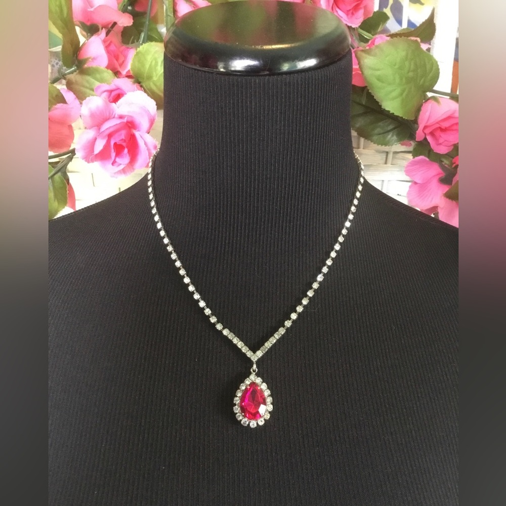 Fuchsia Pink Rhinestone Crystal Pendant Necklace 💖 EUC 💖